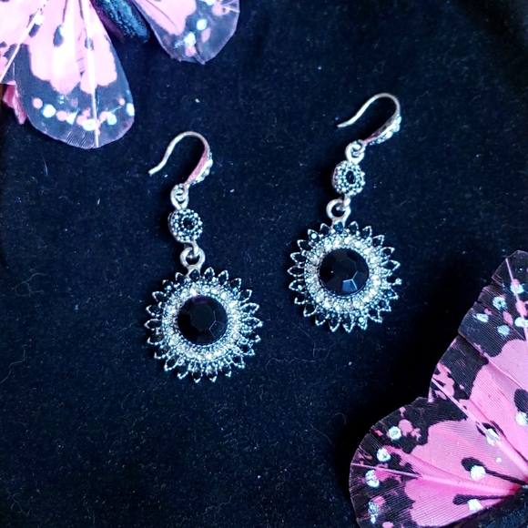 Jewelry - NWT statement earrings 🕸